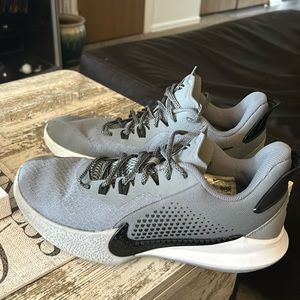 Men’s size 7 nike basketball shoes